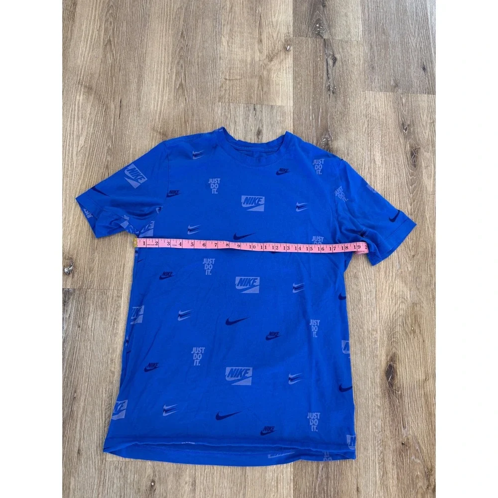 Nike Boys Blue All Over Print‎ Logo Graphic T-Shirt Medium CV8962-480 Just Do It